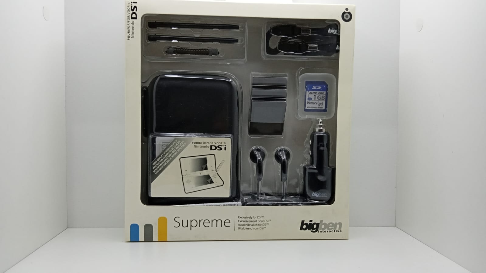 Micro SD memory card + 2 x stylus + 2 x strap + casti + incarcator auto + carcase protectie - Nintendo DSi
