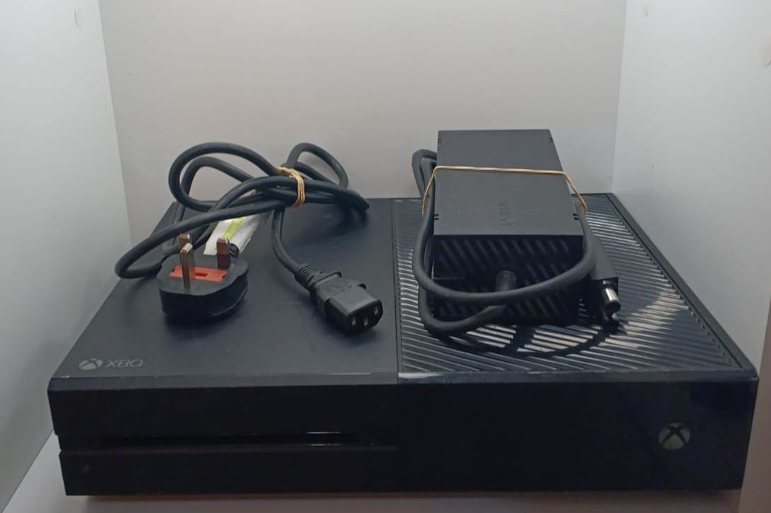 Конзоли XBOX One 500 GB - SN 336976153848- (007)